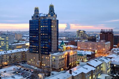Дом Бэтмен вечером с высоты фото
