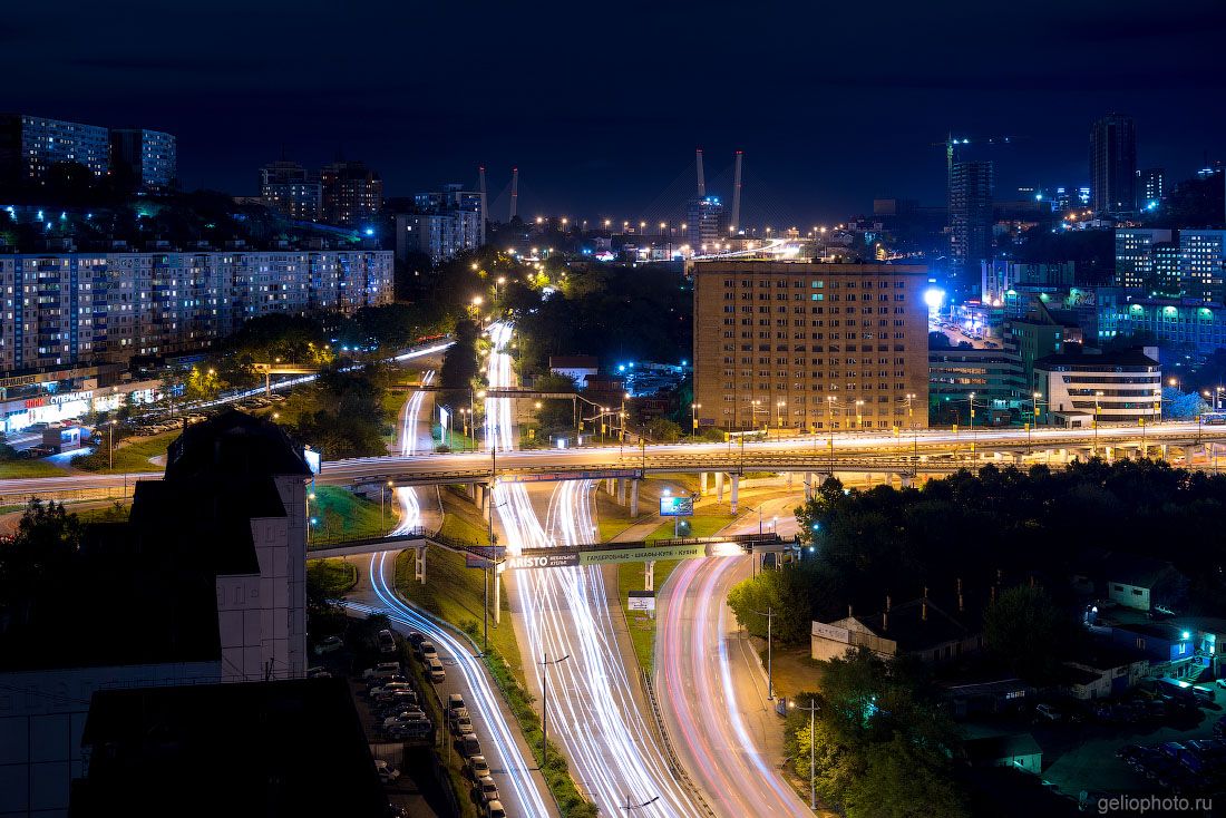 Улица Некрасовская во Владивостоке вечером фото