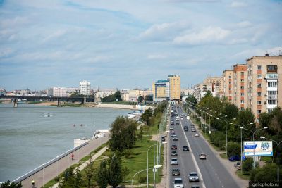Иртышская набережная в Омске летом фото