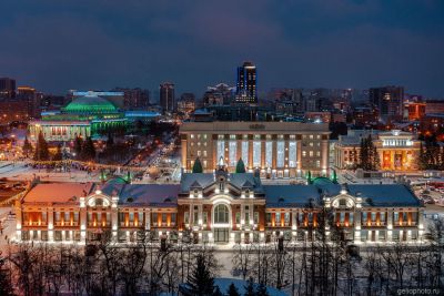 Краеведческий музей в Новосибирске ночью фото