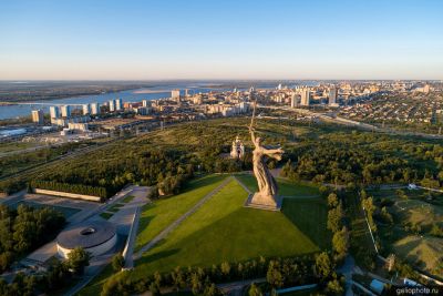 Мамаев Курган в Волгограде с высоты фото