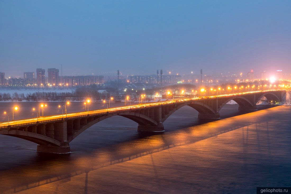 Коммунальный мост в Красноярске вечером фото