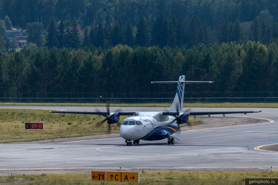 ATR 72 NordStar на рулёжной дорожке аэропорта в Красноярске фото