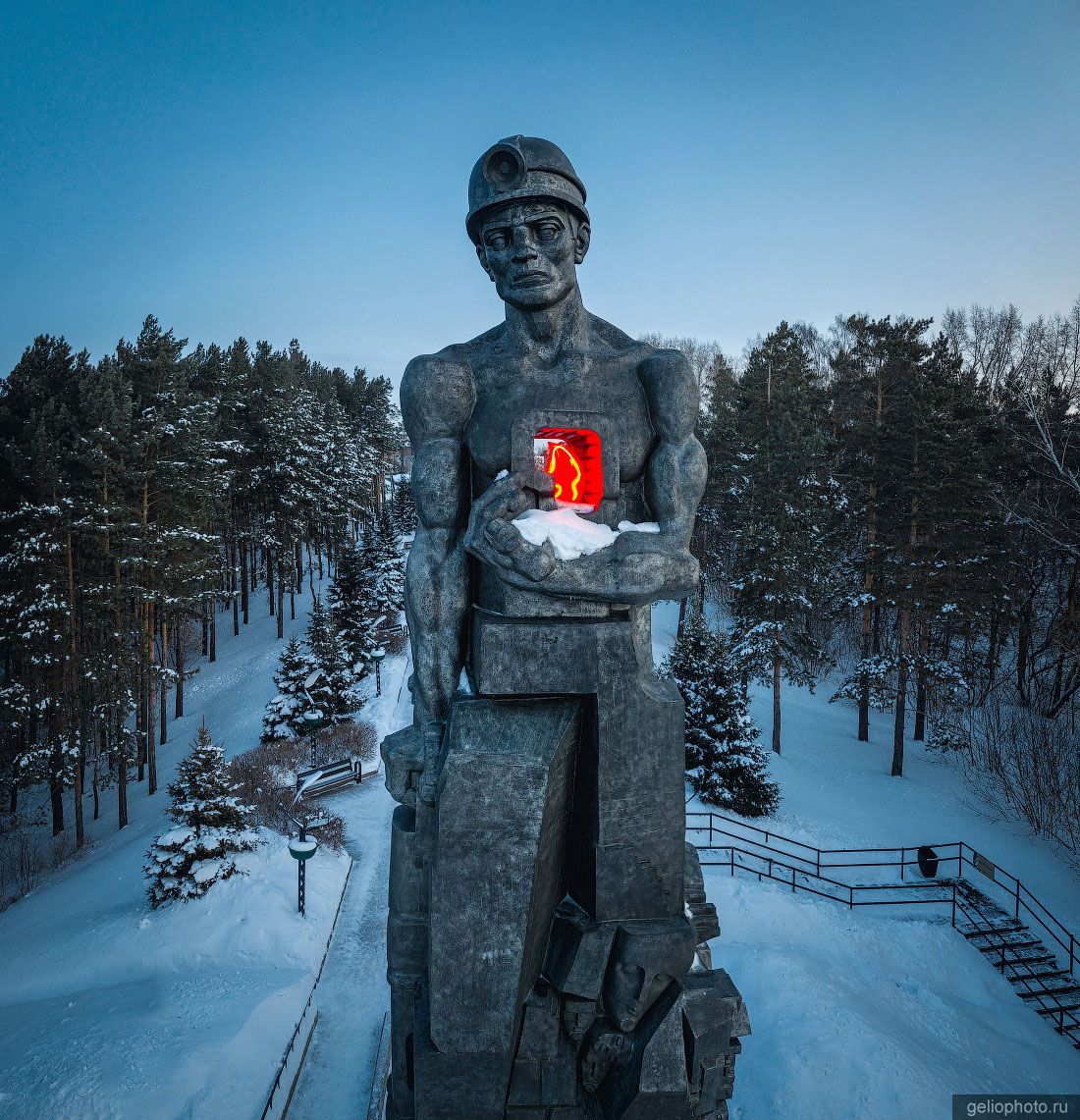 Кемеровский монумент Память шахтёрам Кузбасса фото