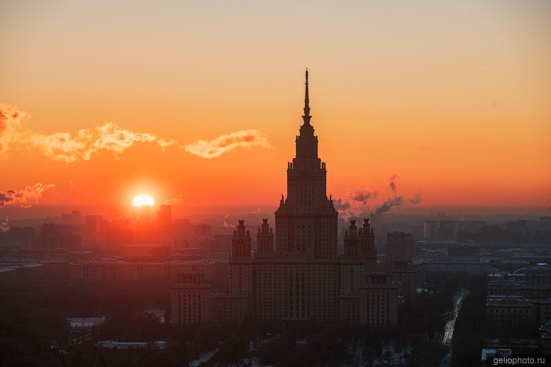 МГУ в Москве на закате фото