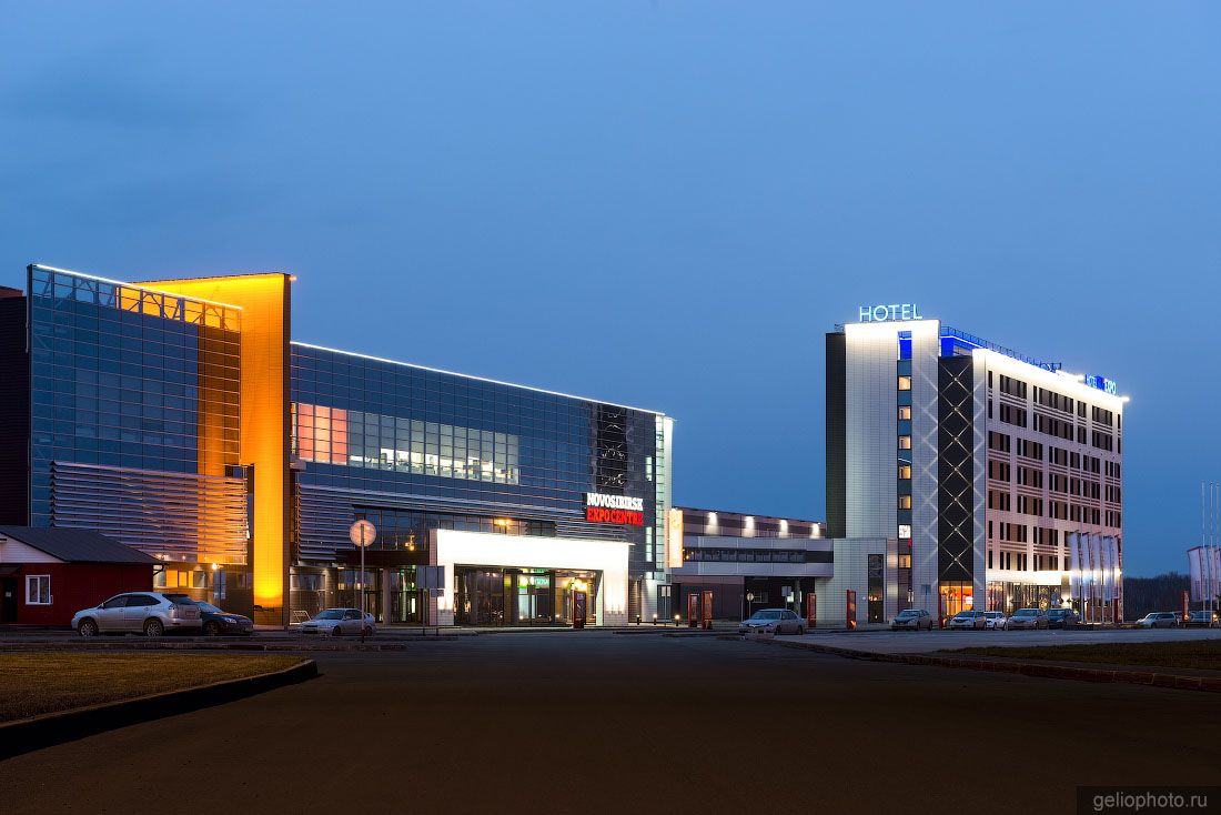 Новосибирск Экспоцентр вечером фото