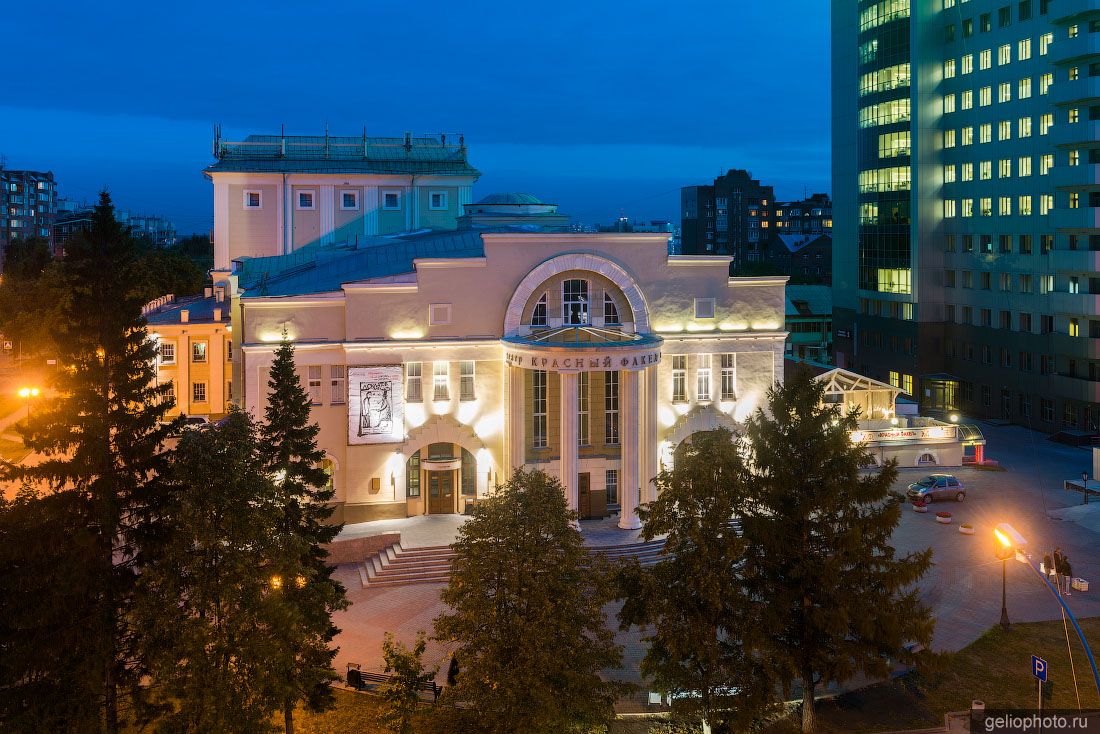 Театр Красный факел в Новосибирске вечером фото