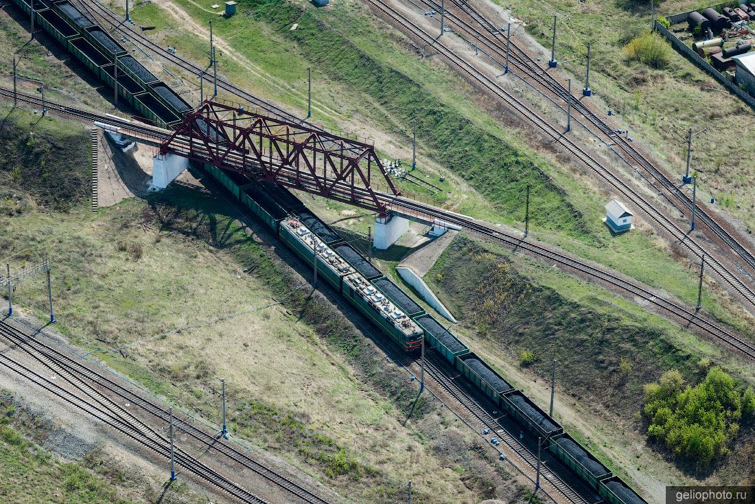 Товарные поезда на железной дороге возле Иркутска фото