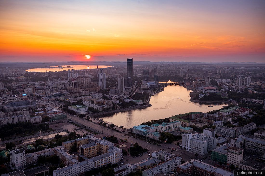 Центр Екатеринбурга на закате фото