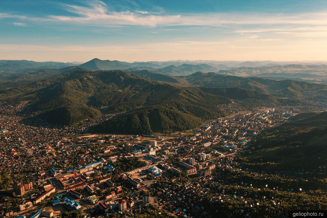 Вид с высоты на Горно-Алтайск фото