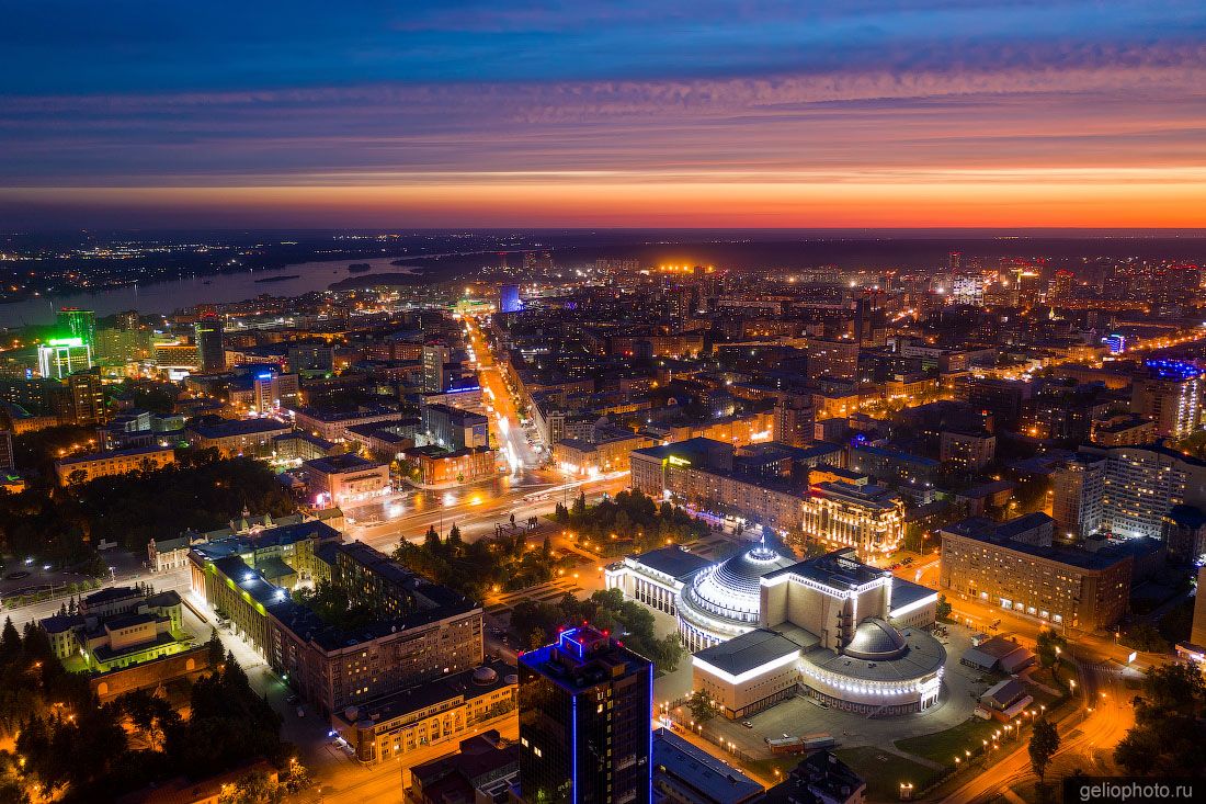 Вечерний Новосибирск на закате в огнях фото