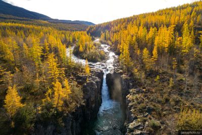 Водопад реки Южный Нёралах на плато Путорана фото