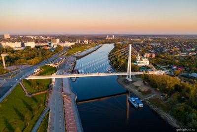 Мост Влюблённых в Тюмени на закате фото