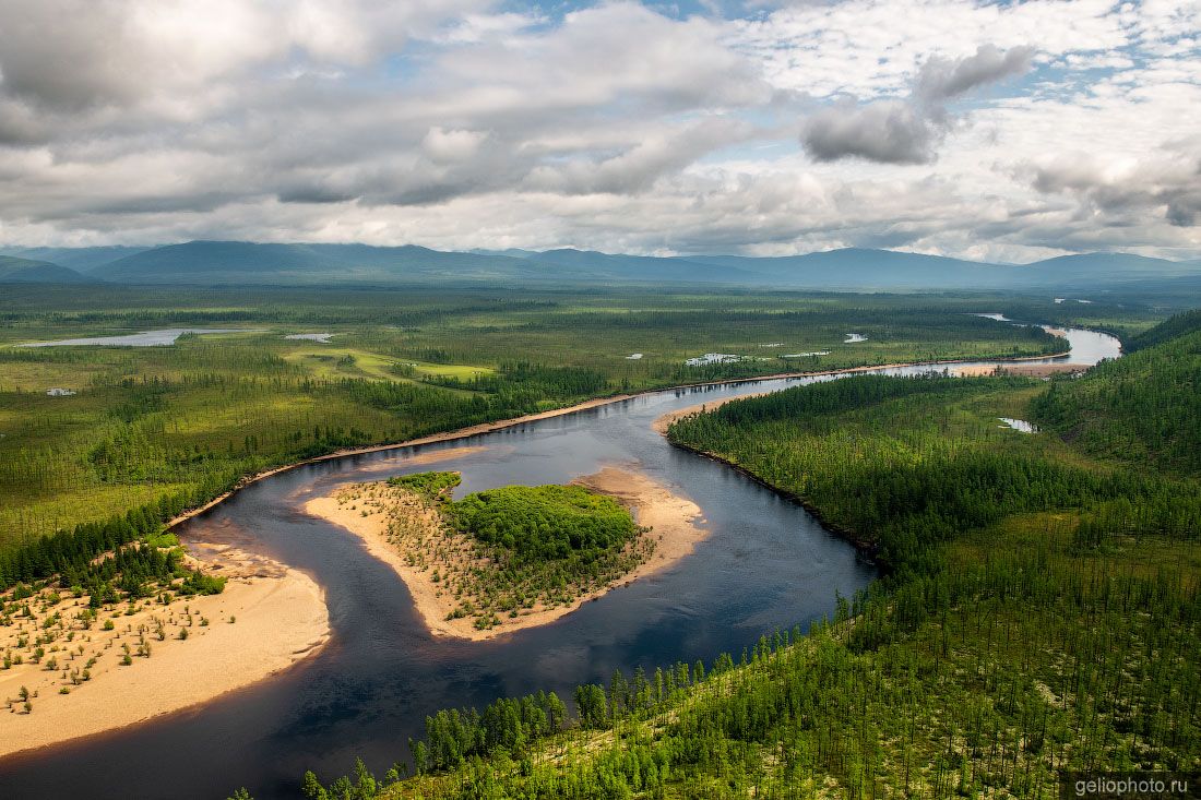 Река Эльга в Южной Якутии с высоты фото