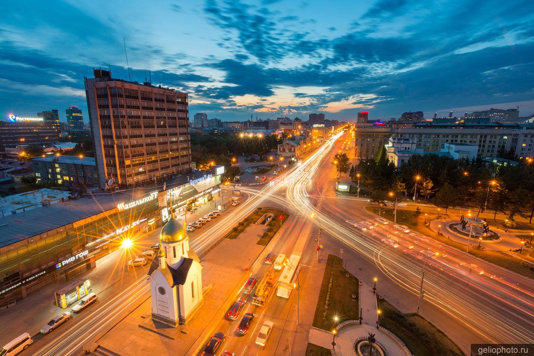 Часовня Николая Чудотворца в Новосибирске вечером фото