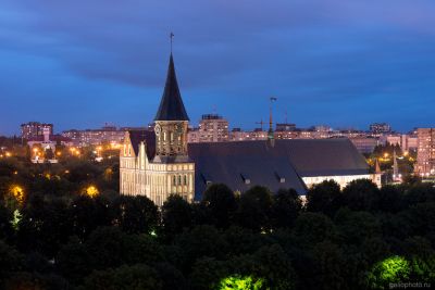 Кафедральная церковь Калининграда вечером фото