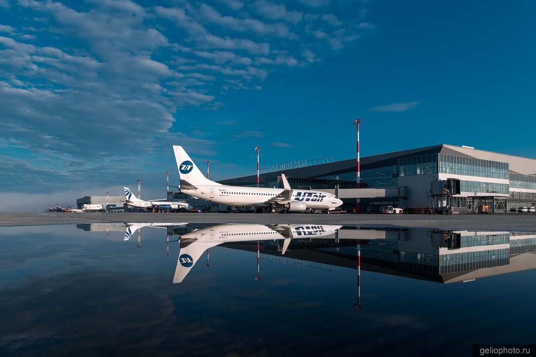 Boeing 737 Utair на перроне аэропорта в Красноярске фото