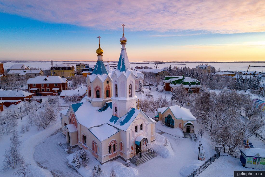 Храм Петра и Павла в Салехарде фото