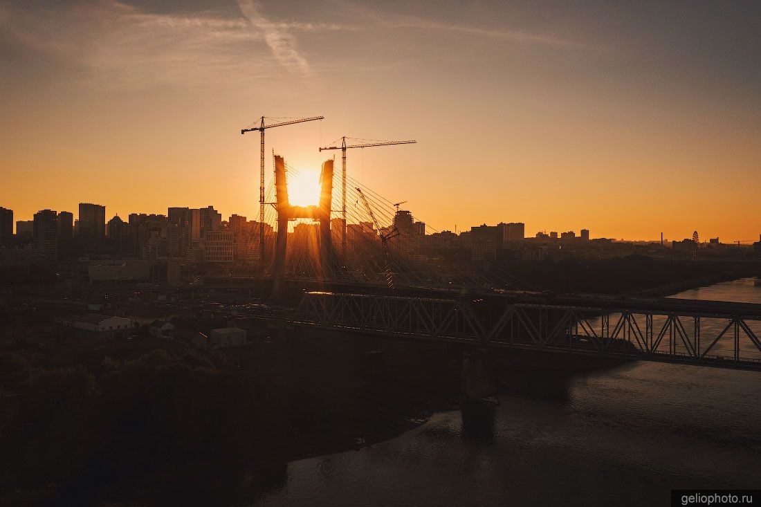 Центральный мост в Новосибирске на закате фото