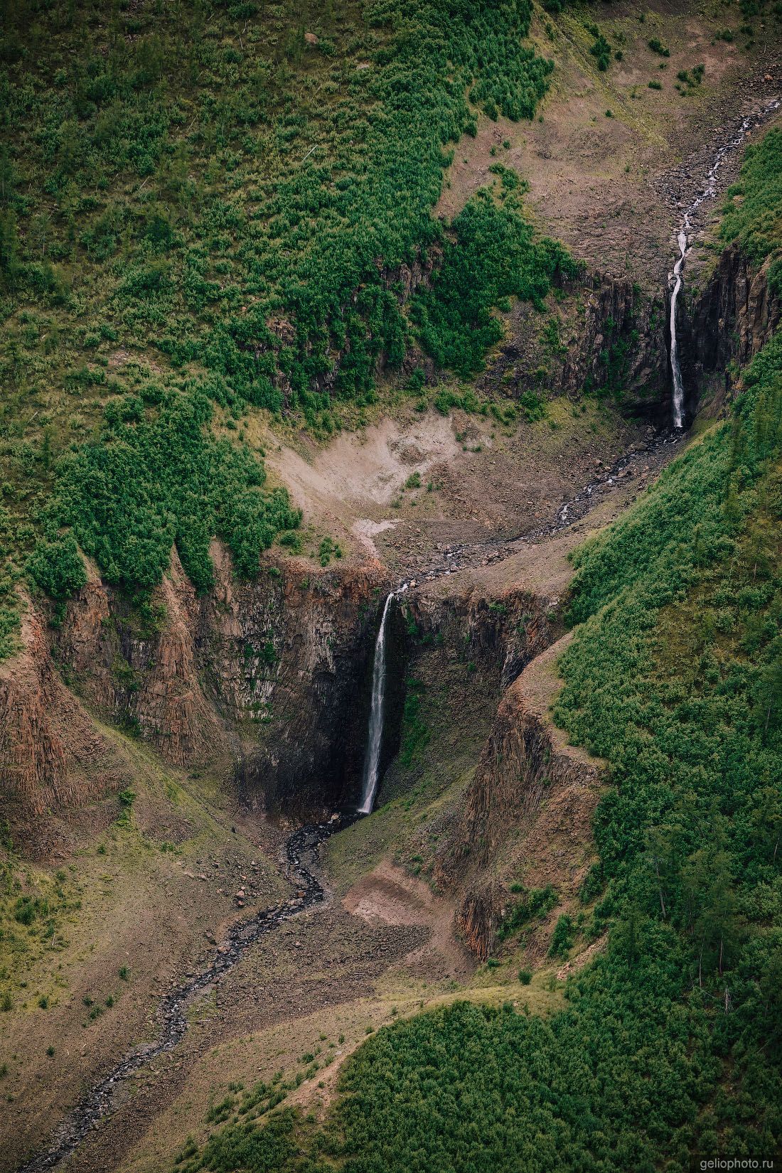 Каскадный водопад на плато Путорана с высоты фото