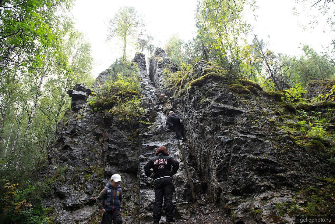 Узкая улочка в Ныробе на Северном Урале фото