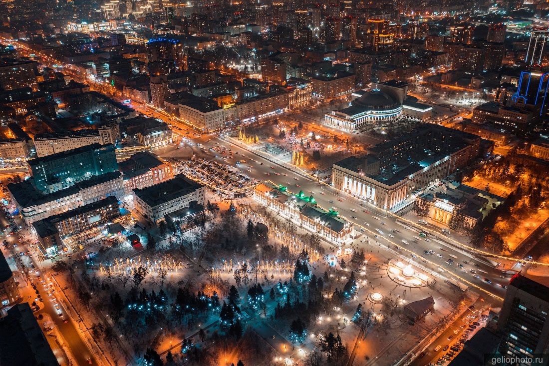 Центральная площадь Новосибирска с высоты вечером фото