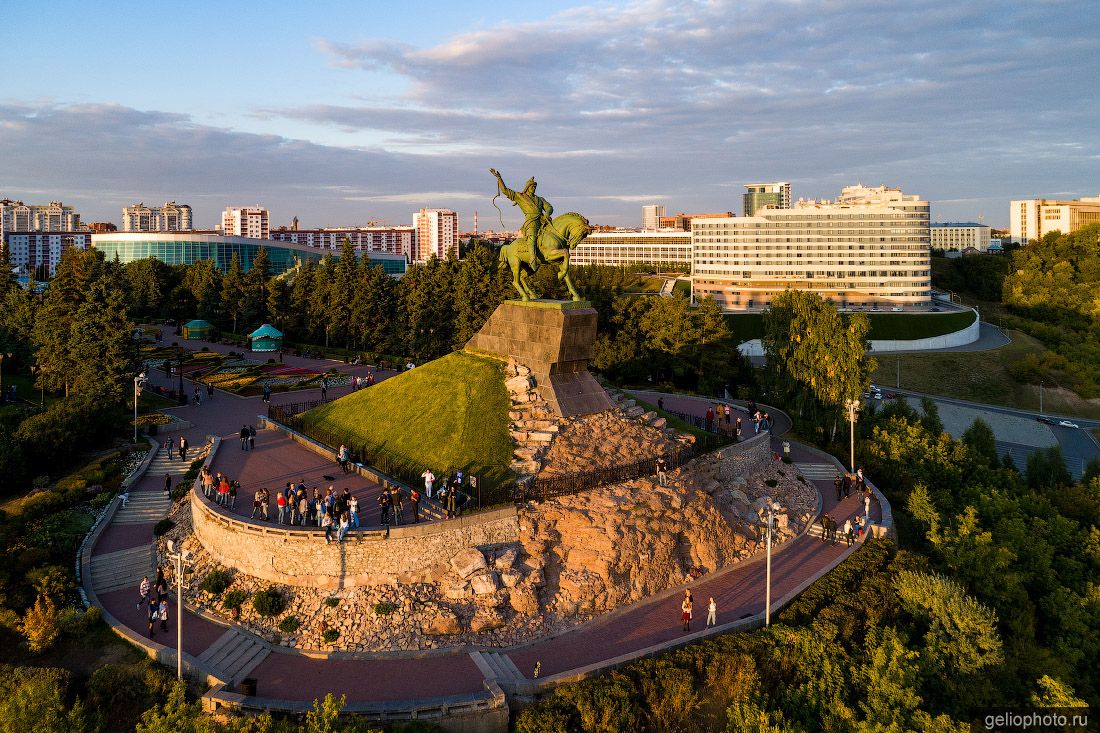 Памятник Салавату Юлаеву в Уфе с высоты фото