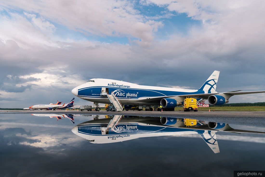 Boeing 747 AirBridgeCargo в аэропорту Красноярска фото