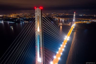 Вид с высоты на Русский мост во Владивостоке фото