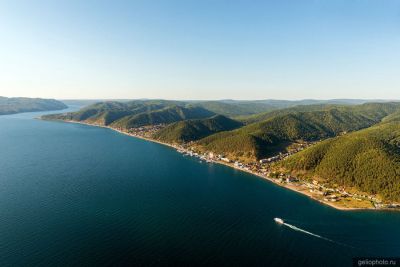 Поселок Листвянка на Байкале с высоты фото