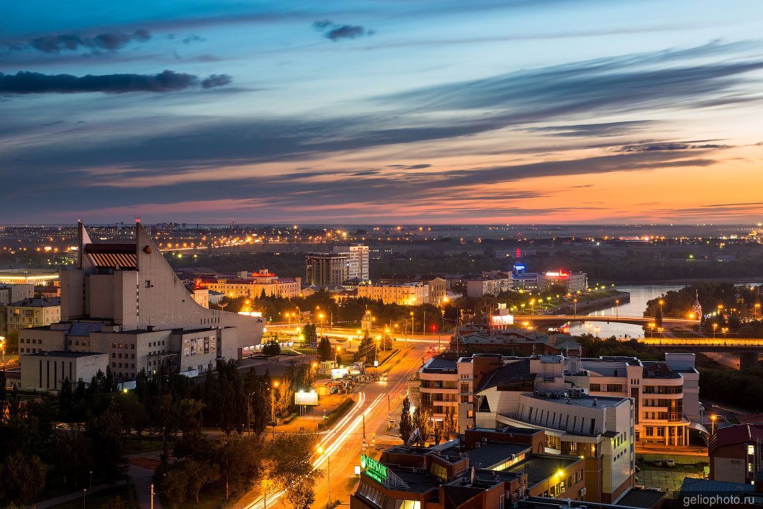 Улица Думская в вечернем Омске фото