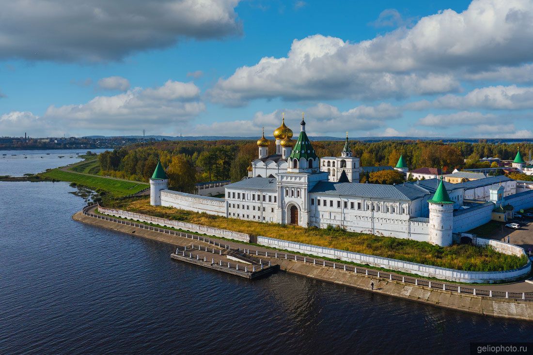 Свято-Троицкий Ипатьевский мужской монастырь в Костроме фото