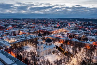 Свято-Троицкий собор в Калуге вечером фото