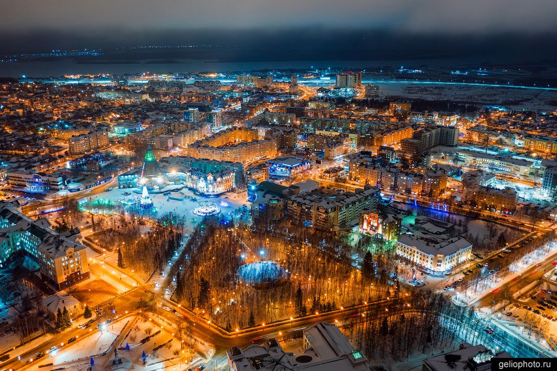 Центр Ханты-Мансийска с высоты ночью фото