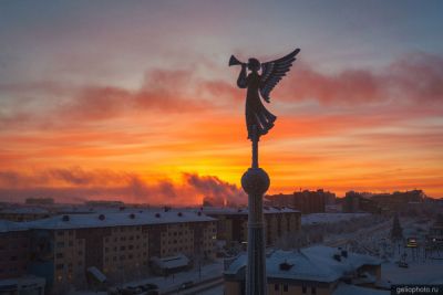 Скульптура Ангел на соборе Преображения Господня в Салехарде фото