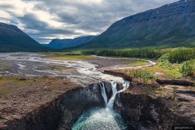 Большой Иркиндинский водопад на плато Путорана летом фото