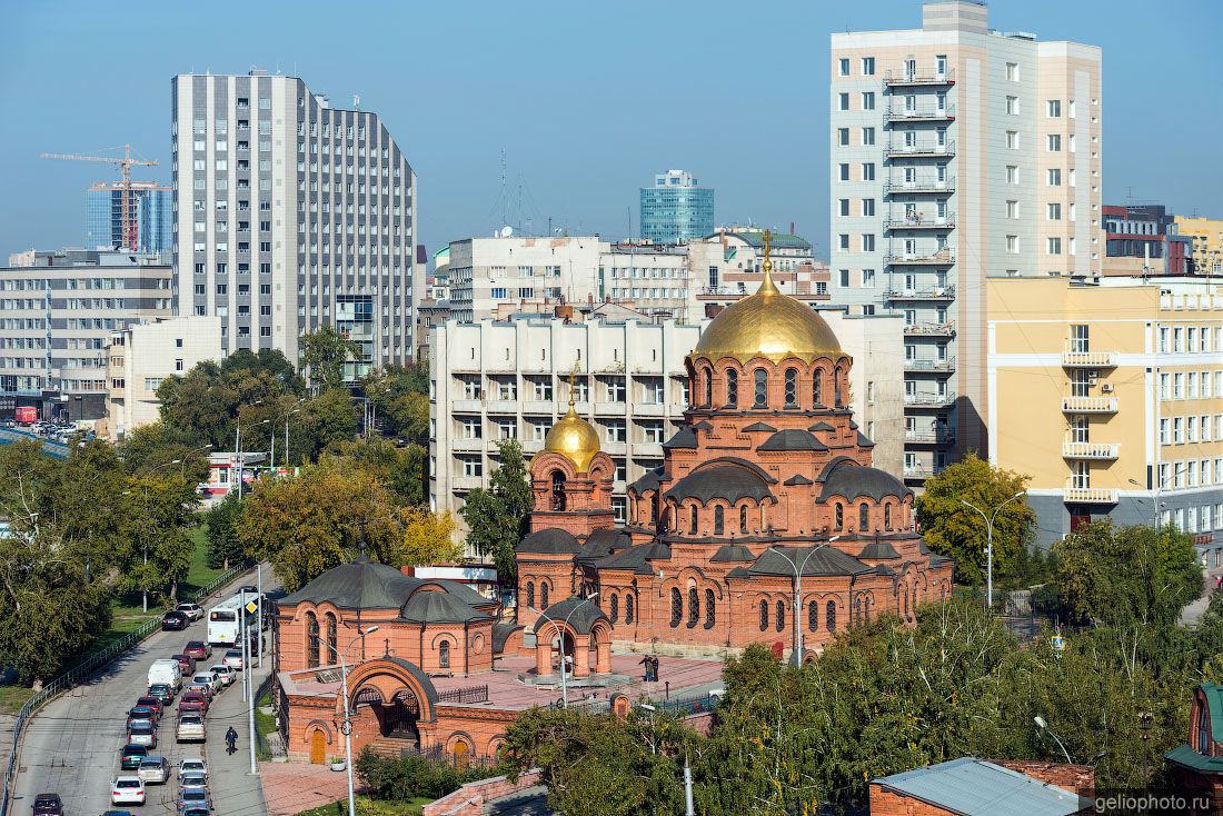 Собор Александра Невского в Новосибирске летом фото