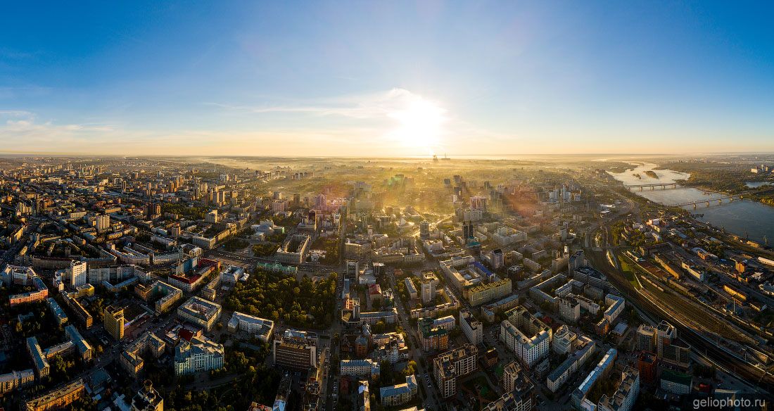 Панорама центра Новосибирска на рассвете фото