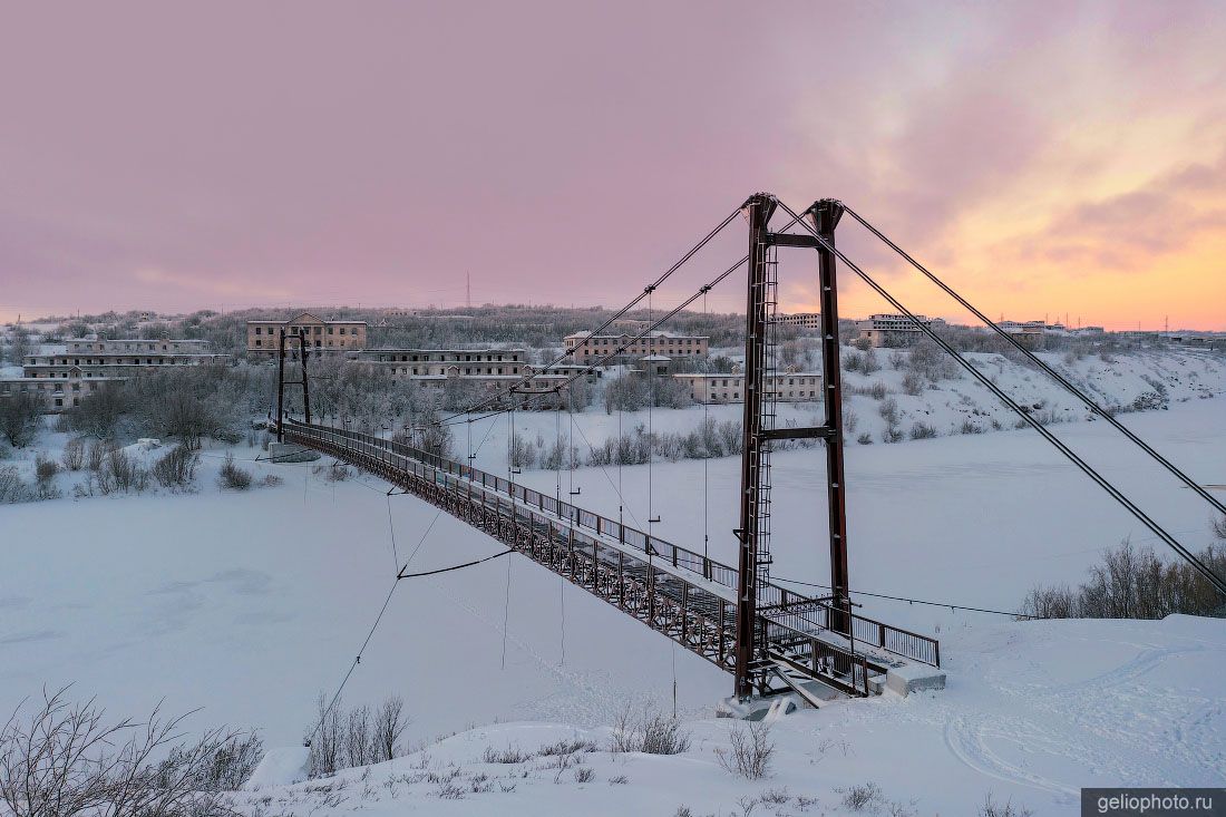 Заброшенный пешеходный мост в Воркуте фото