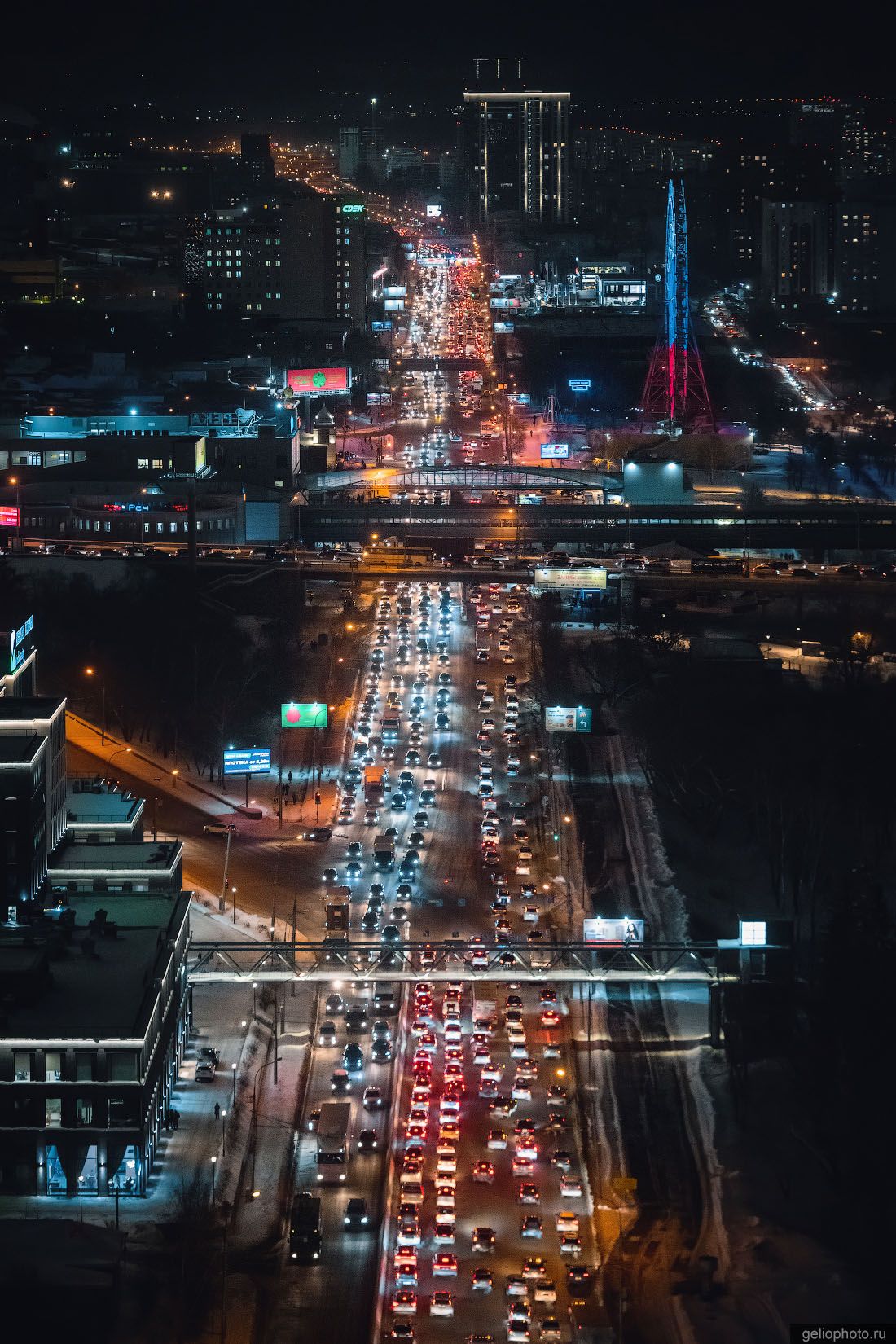 Улица Большевистская в Новосибирске вечером фото