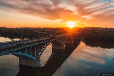 Коммунальный мост через реку Бию в Бийске с высоты фото