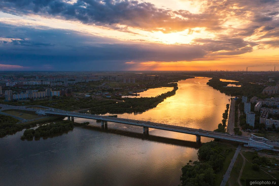 Мост 60-летия Победы в Омске на закате фото