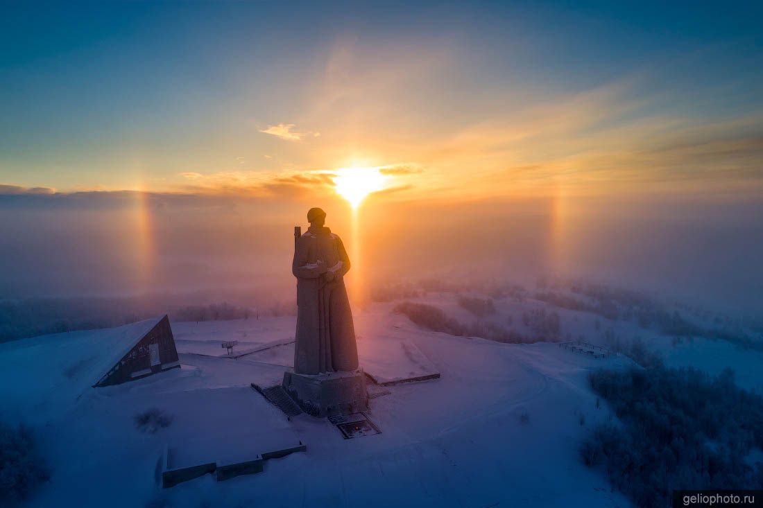 Памятник защитникам Советского Заполярья в Мурманске с высоты фото