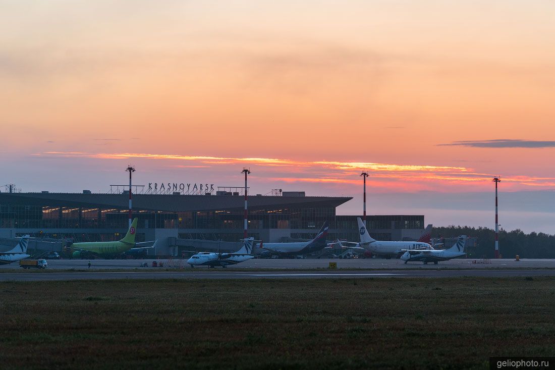 Самолёты на фоне нового терминала в аэропорту Красноярска фото