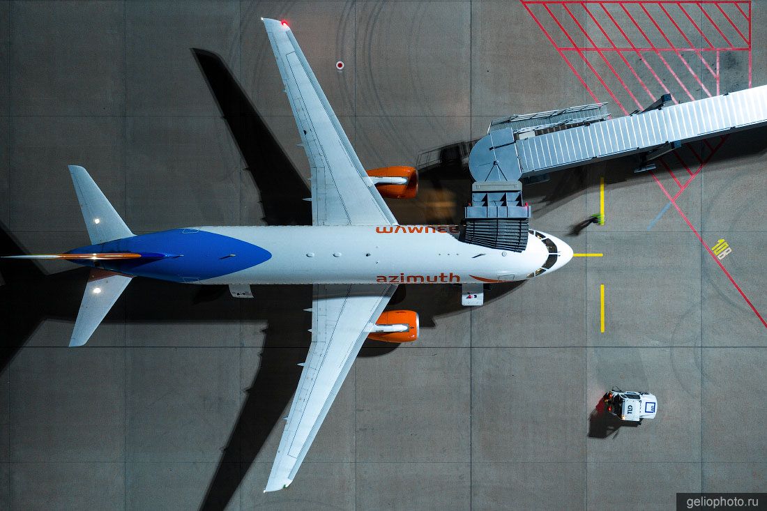 Сухой SuperJet 100 Азимут в аэропорту Платов вид сверху фото
