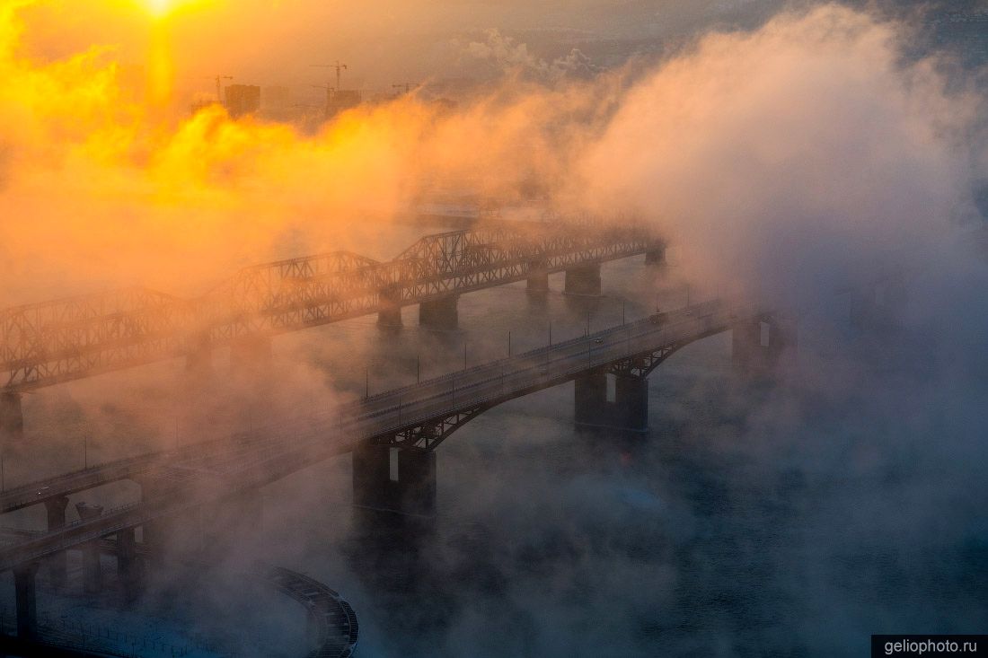 Николаевский мост в Красноярске в зимней дымке фото