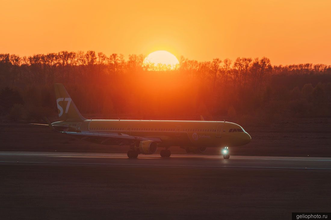 Самолёт S7 Airlines в Новосибирске на закате фото