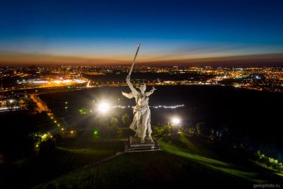 Скульптура Родина-мать в Волгограде вечером фото