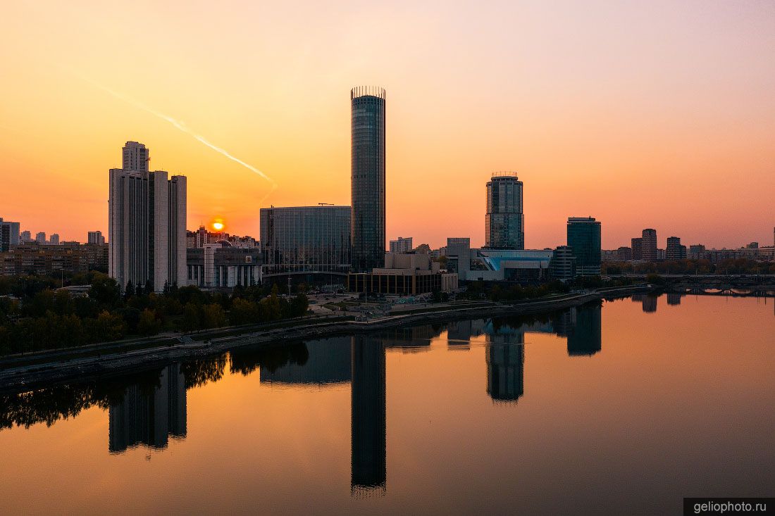 Екатеринбург-сити на закате фото