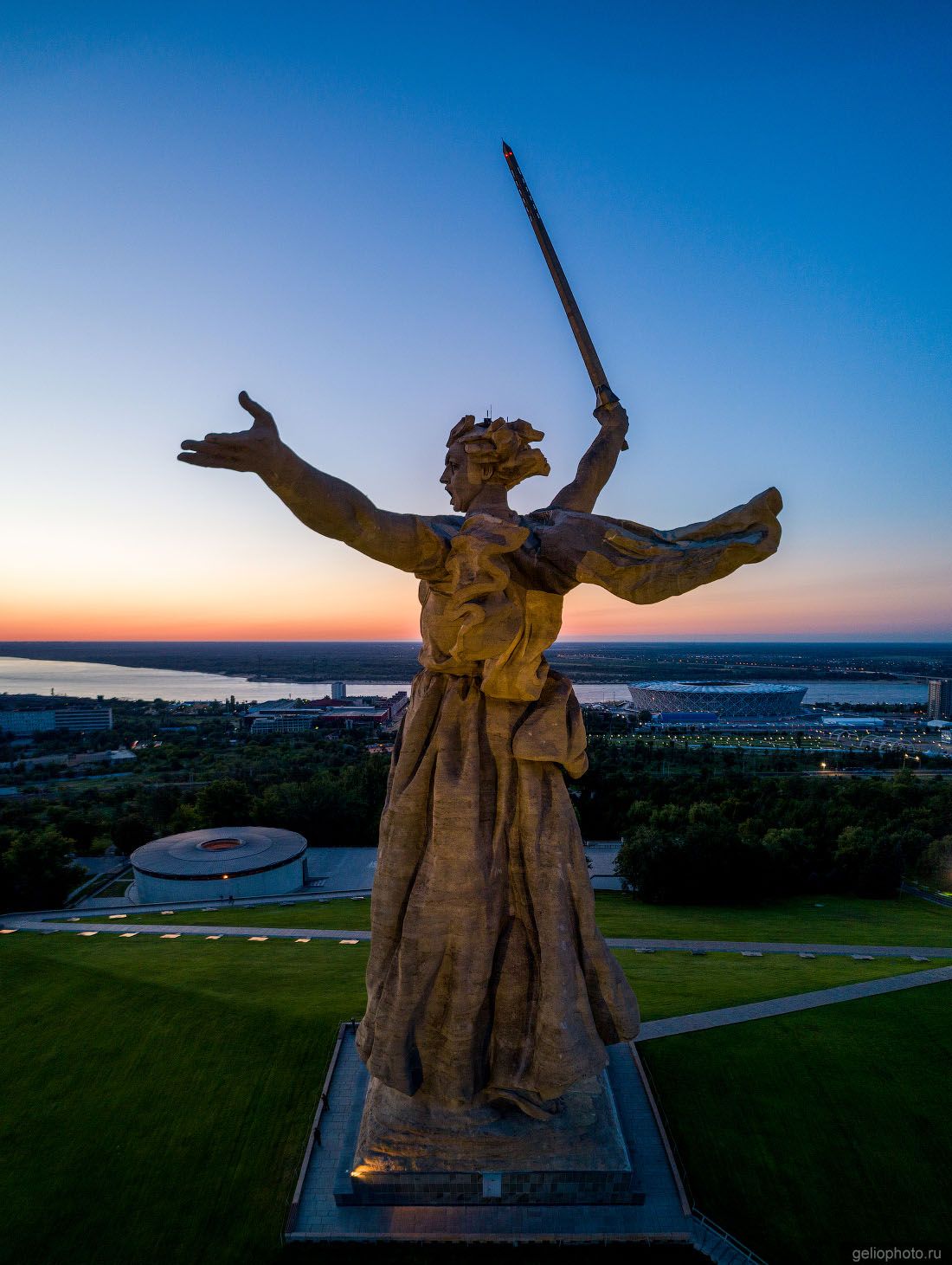 Скульптура Родина-мать зовёт в Волгограде фото
